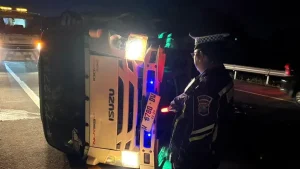 terguling-truk-yang-dikemudikan-sugianto-terguling-di-km-788-jalur-a-tol-gempol-pasuruan-senin-64-pjr-ditlantas-polda-jatim-for-jawa-pos-radar-bromo-9KWZP