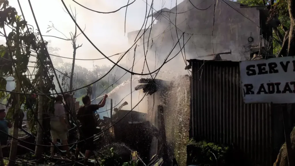 warga-ikut-membantu-dengan-alat-seadanya-kebakaran-yang-terjadi-di-sebuah-rumah-dan-warkop-di-karangrejo-gempol-rabu-sore-154-rizal-syatori-radar-bromo-MvVfw