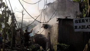 warga-ikut-membantu-dengan-alat-seadanya-kebakaran-yang-terjadi-di-sebuah-rumah-dan-warkop-di-karangrejo-gempol-rabu-sore-154-rizal-syatori-radar-bromo-MvVfw