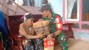 Jum’at Berkah, Sertu Wiji Cahyono Babinsa Koramil 0819/04 Kejayan Berikan Sembako pada Warga Kurang Mampu