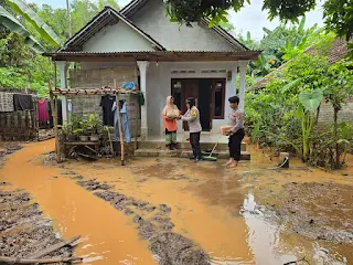 Peduli Bencana, Polisi Salurkan Bantuan Warga Terdampak Banjir di Kec. Winongan