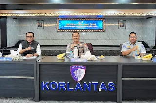 Lanjutkan TFG Polda Lampung – Polda Bali , Korlantas Gelar Tactical Floor Game Pastikan Kesiapan Operasi Lilin 2024, Kakorlantas Imbau Masyarakat Waspadai Titik Rawan
