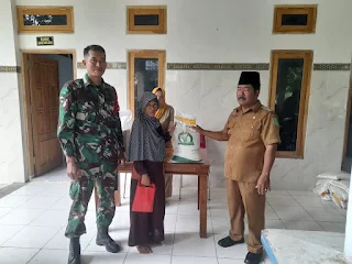 Pastikan Aman Dan Lancar, Babinsa Monitoring Pembagian Bantuan Beras