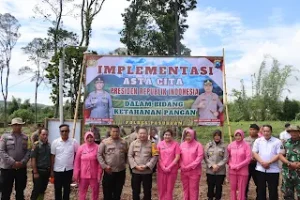 Kapolres Pasuruan Tanamkan Ketahanan Pangan, Pimpin Pemberian Pupuk di Desa Sentul