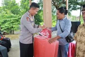 Kolaborasi Polisi dan TNI Bantu Warga Terdampak Longsor di Ponorogo