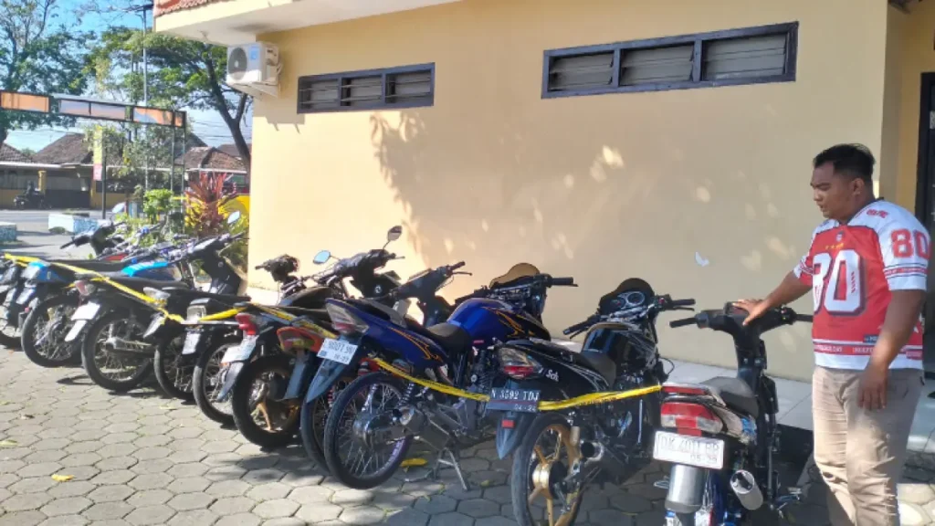 amankan-belasan-motor-yang-diamankan-petugas-kepolisian-dari-aksi-balap-liar-di-wilayah-sengonagung-kecamatan-purwosari-rizal-fahmi-syatorijawa-pos-radar-bromo-GEU60