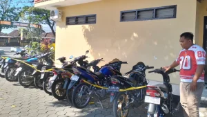amankan-belasan-motor-yang-diamankan-petugas-kepolisian-dari-aksi-balap-liar-di-wilayah-sengonagung-kecamatan-purwosari-rizal-fahmi-syatorijawa-pos-radar-bromo-GEU60