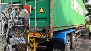 barang-bukti-kondisi-truk-dan-motor-yang-terlibat-tabrakan-di-bypass-gempol-senin-45-XyonW