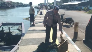 barang-bukti-personel-satpolairud-mengamankan-satu-set-jaring-trawl-di-perahu-yang-dibawa-nh-saat-melaut-di-perairan-lekok-foto-satpolairud-polres-pasuruan-kota-for-jawa-pos-radar-bromo-Azb7e