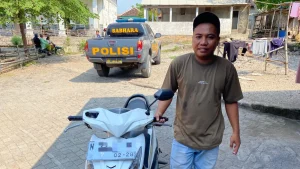 barang-bukti-sepeda-motor-milik-s-yang-sempat-dibawa-kabur-tersangka-i-dan-mj-polsek-lekok-for-jawa-pos-radar-bromo-iXEWK