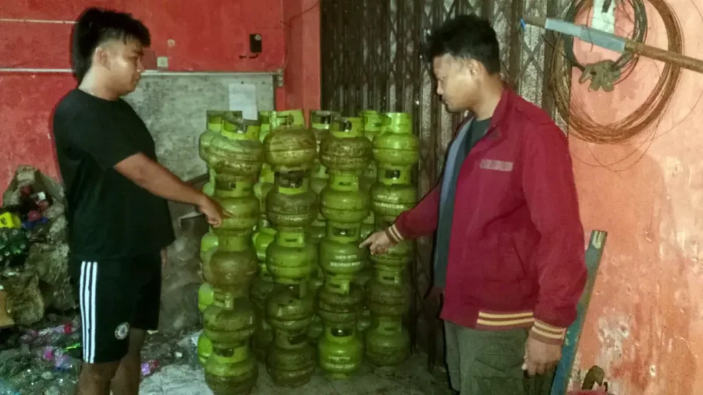 barang-bukti-tumpukan-tabung-elpiji-melon-saat-diamankan-petugas-QCEGA