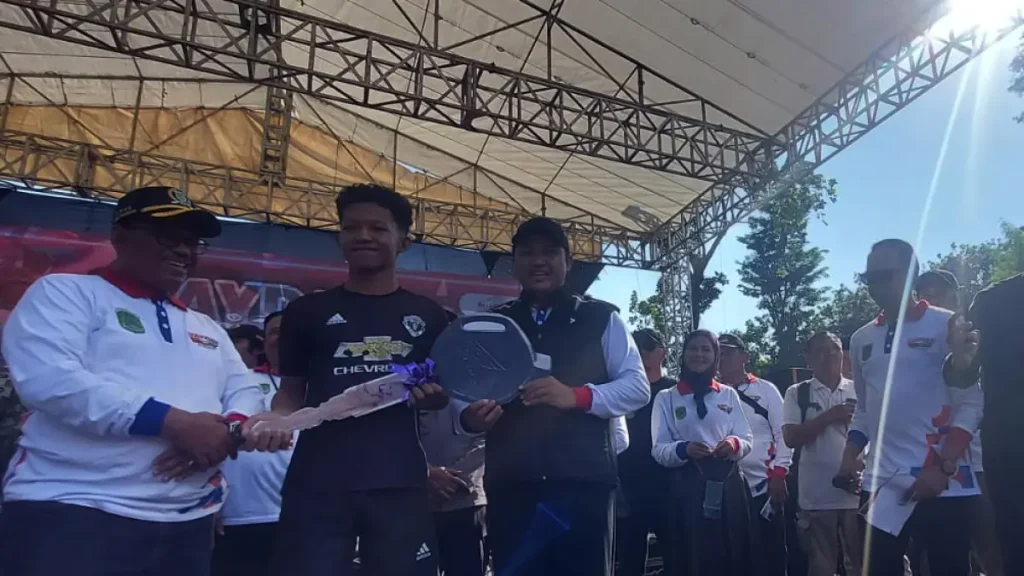 beruntung-bupati-mas-rusdi-didampingi-ketua-dprd-samsul-hidayat-menyerahkan-hadiah-sepeda-motor-foto-pemkab-pasuruan-for-jawa-pos-radar-bromo-z2ZZi