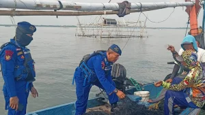 dilarang-personel-satpolairud-saat-patrol-dan-mengamankan-nelayan-yang-menggunakan-trawl-senin-255-pagi-foto-polres-pasuruan-kota-for-jawa-pos-radar-bromo-YDZ7j
