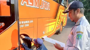 diperiksa-petugas-dishub-kabupaten-pasuruan-memeriksa-kelayakan-bus-sebelum-digunakan-untuk-outing-class-busthomijawa-pos-radar-bromo-kLamW