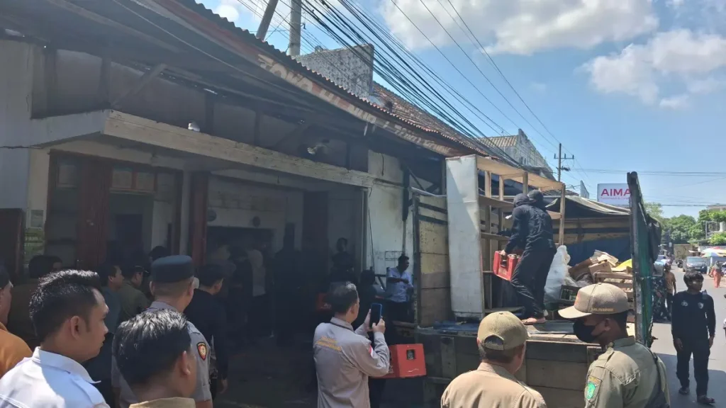 eksekusi-sejumlah-petugas-mengangkut-barang-barang-dari-sebuah-roko-di-jalan-desa-sumberdawesari-kecamatan-grati-kabupaten-pasuruan-rabu-135-fuad-alyzenjawa-pos-radar-bromo-5VZAR