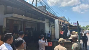 eksekusi-sejumlah-petugas-mengangkut-barang-barang-dari-sebuah-roko-di-jalan-desa-sumberdawesari-kecamatan-grati-kabupaten-pasuruan-rabu-135-fuad-alyzenjawa-pos-radar-bromo-5VZAR