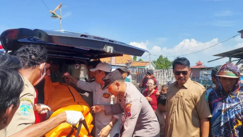 evakuasi-personel-kepolisian-bersama-warga-membawa-mayat-perempuan-yang-ditemukan-di-perairan-di-desa-mlaten-nguling-selasa-55-siang-foto-istimewa-tS363