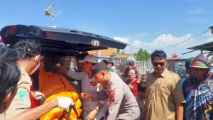 evakuasi-personel-kepolisian-bersama-warga-membawa-mayat-perempuan-yang-ditemukan-di-perairan-di-desa-mlaten-nguling-selasa-55-siang-foto-istimewa-tS363
