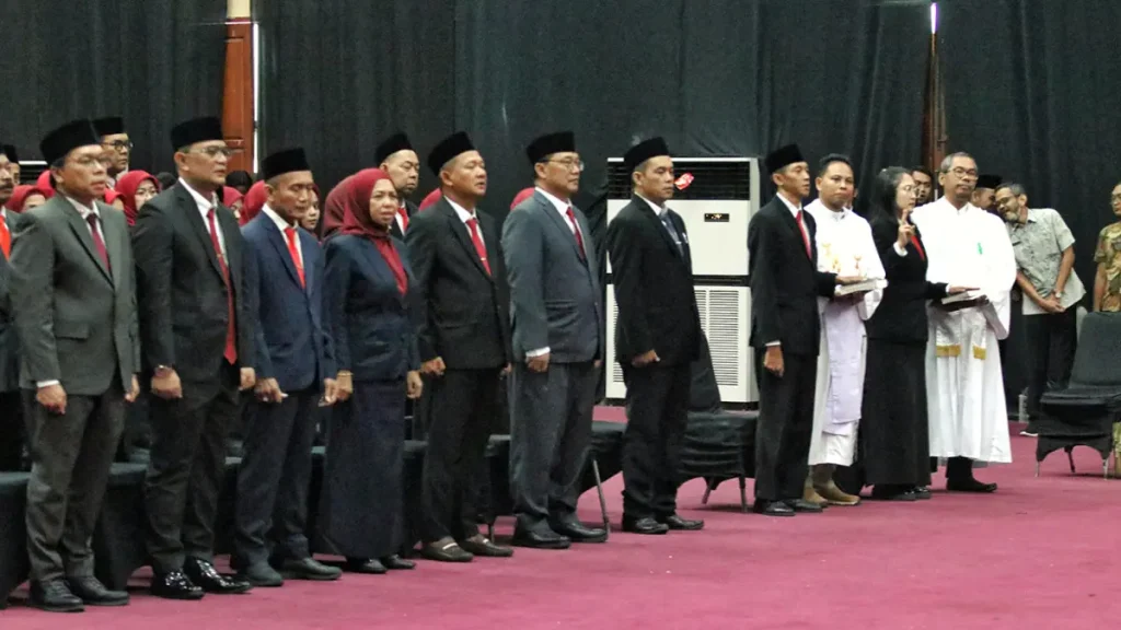 gerbong-mutasi-rudiyanto-depan-tengah-yang-kini-dimutasi-jadi-staf-ahli-wali-kota-pasuruan-QUNMP