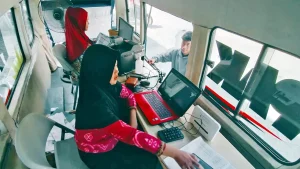 layani-petugas-dispendukcapil-saat-memberikan-layanan-kepada-pemohon-ktp-saat-hendak-melakukan-pencetakan-di-armada-walk-thru-dokumen-radar-bromo-i1jhv
