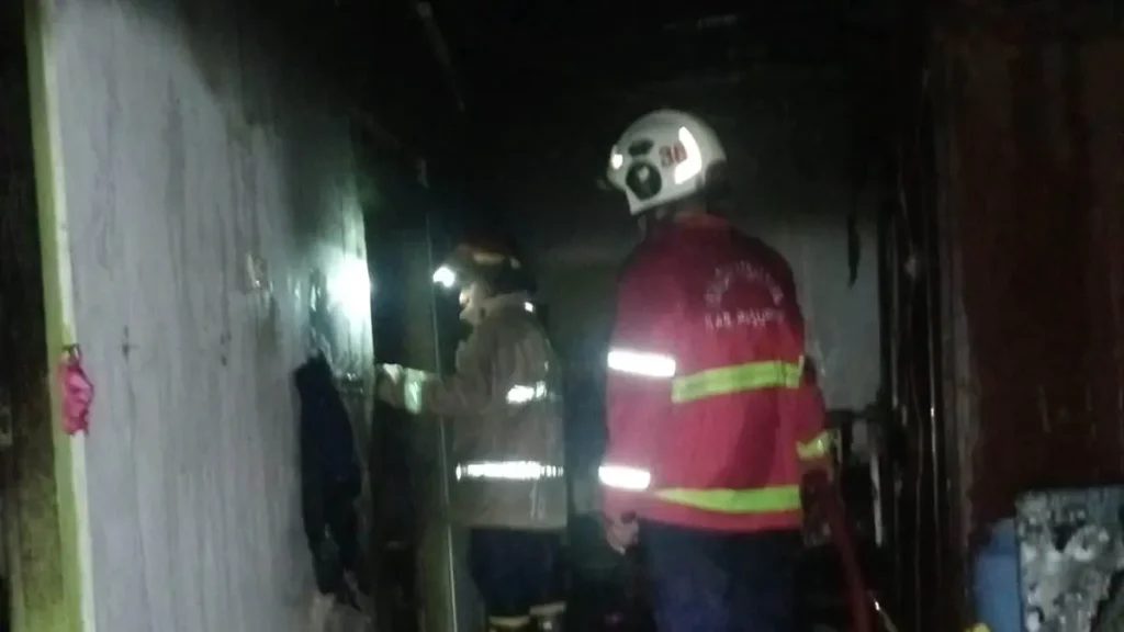 malam-hari-petugas-melakukan-pemadaman-kebakaran-rumah-di-desa-bulusari-kecamatan-gempol-foto-damkar-for-jawa-pos-radar-bromo-9U797