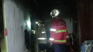malam-hari-petugas-melakukan-pemadaman-kebakaran-rumah-di-desa-bulusari-kecamatan-gempol-foto-damkar-for-jawa-pos-radar-bromo-9U797