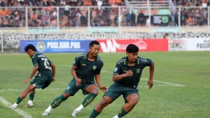 masih-bisa-berubah-dari-kiri-kanan-manzila-joko-susilo-dan-sugiyanto-saat-memperkuat-persekabpas-ketika-melawan-persik-kediri-pekan-lalu-foto-m-zubaidillahjawa-pos-radar-bromo-7s5sR