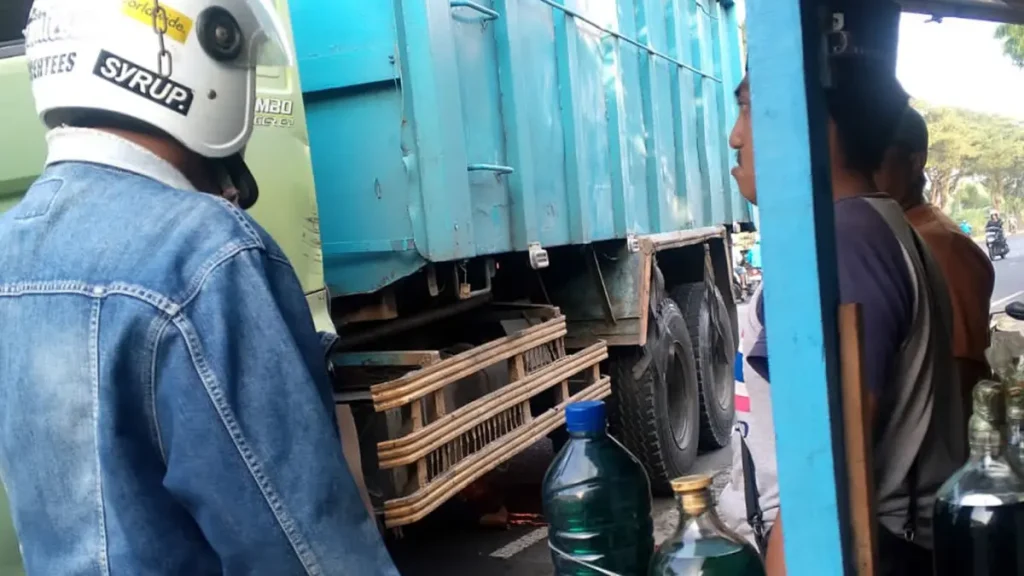 nahas-kondisi-truk-menepi-usai-menabrak-pemotor-asal-lekok-kabupaten-pasuruan-yTi0l