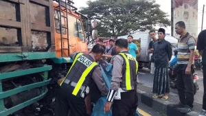 nahas-petugas-saat-mengevakuasi-korban-usai-tertabrak-truk-yang-baru-keluar-dari-spbu-rizal-syatori-radar-bromo-apL8O