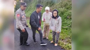olah-tkp-petugas-saat-melakukan-olah-tkp-di-jalan-raya-ngembal-tutur-kabupaten-pasuruan-25-c5rt4