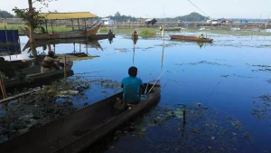 penghidupan-tak-hanya-menjadi-sumber-air-untuk-irigasi-di-wilayah-grati-dan-sekitarnya-ranu-grati-juga-menjadi-tempat-untuk-budidaya-dan-mencari-ikan-mokhamad-zubaidillahradar-bromo-0RUcM