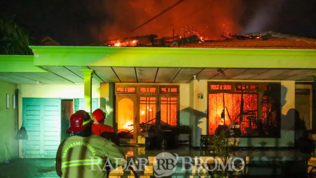 petugas-pemadam-kebakaran-saat-berupaya-memadamkan-api-di-rumah-dan-salon-yang-terbakar-di-tapaan-bugul-kidul-pasuruan-mokhamad-zubaidillah-radar-bromo-iKI3t
