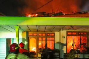 petugas-pemadam-kebakaran-saat-berupaya-memadamkan-api-di-rumah-dan-salon-yang-terbakar-di-tapaan-bugul-kidul-pasuruan-mokhamad-zubaidillah-radar-bromo-iKI3t