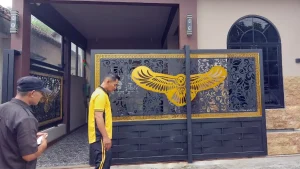 petugas-polsek-prigen-saat-melakukan-olah-tkp-pelemparan-petasan-di-depan-rumah-dimas-di-dusun-klataan-desa-dayurejo-kecamatan-prigen-k55zo