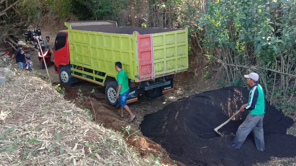 proses-pembangunan-pemasangan-paving-di-dusun-sumber-saat-pertama-kali-dikerjakan-kini-akses-jalan-sudah-makin-mulus-foto-fuad-alyzenjawa-pos-radar-bromo-7UEkF