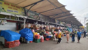 relatif-sepi-kios-oleh-oleh-di-kawasan-pasar-wisata-cheng-hoo-pandaan-yang-relatif-lengang-dari-aktivitas-jual-beli-rizal-syatoriradar-bromo-ePA61