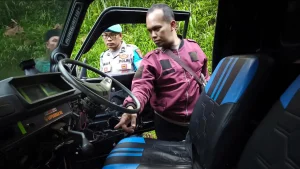 rumah-kontak-dirusak-petugas-polsek-nongkojajar-saat-mengecek-kondisi-pikap-yang-sempat-dicuri-tapi-akhirnya-ditinggalkan-di-tepi-jalan-kalipucang-tutur-kabupaten-pasuruan-jFj7y