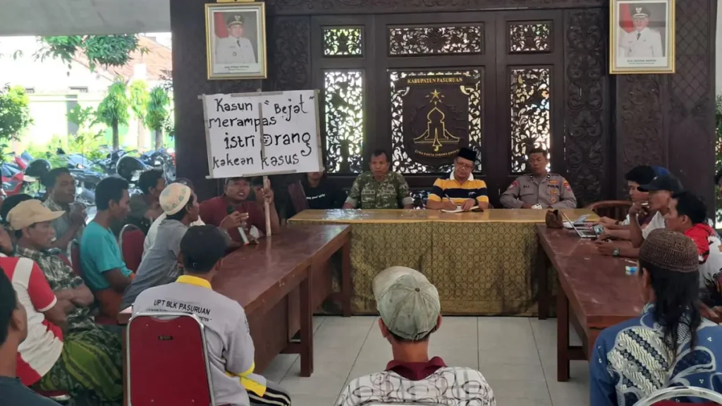 sampaikan-aspirasi-puluhan-warga-kisik-desa-kalirejo-kecamatan-kraton-saat-menggeruduk-pendopo-kecamatan-kraton-mereka-menuntut-pemberhentian-kasun-setempat-VipI4