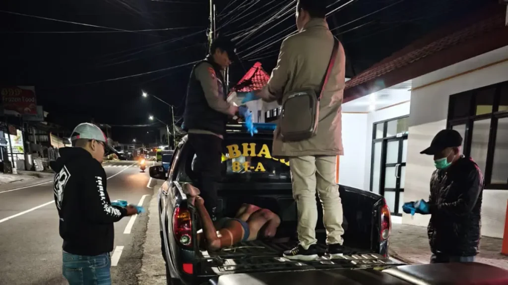 sasaran-amuk-massa-petugas-saat-mengamankan-in-asal-sumberpitu-yang-tepergok-mencuri-motor-di-gendro-tutur-kabupaten-pasuruan-T1M1j