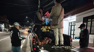 sasaran-amuk-massa-petugas-saat-mengamankan-in-asal-sumberpitu-yang-tepergok-mencuri-motor-di-gendro-tutur-kabupaten-pasuruan-T1M1j