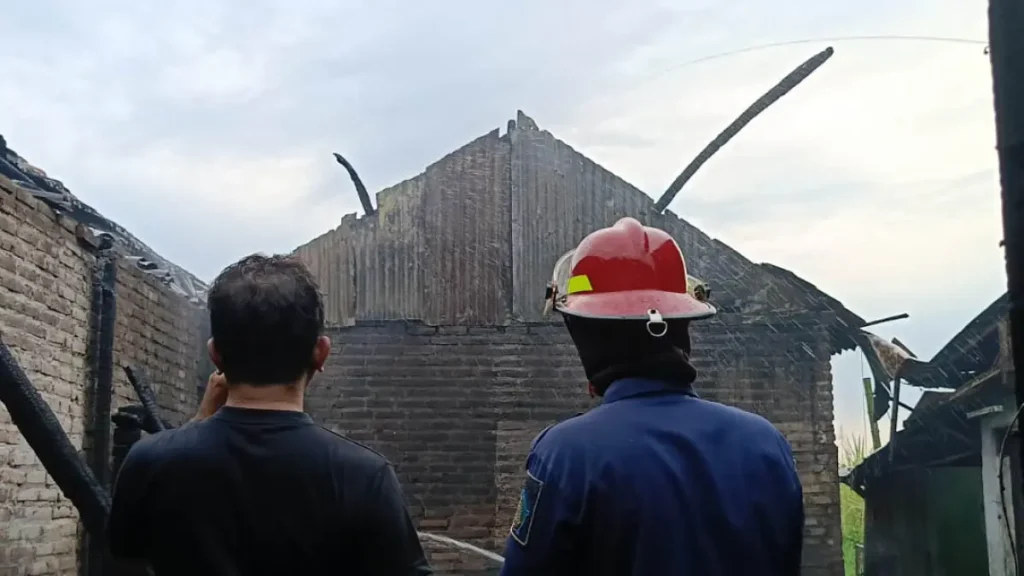 sebelum-padam-personel-damkar-di-rumah-warga-di-dusun-tanjung-desakecamatan-gempol-yang-terbakar-senin-55-sore-foto-istimewa-KySx9