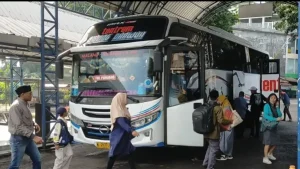 segera-berangkat-sejumlah-calon-penumpang-siap-berangkat-dari-terminal-pandaan-kabupaten-pasuruan-kamis-145-rizal-fahmi-syatorijawa-pos-radar-bromo-RE2ar