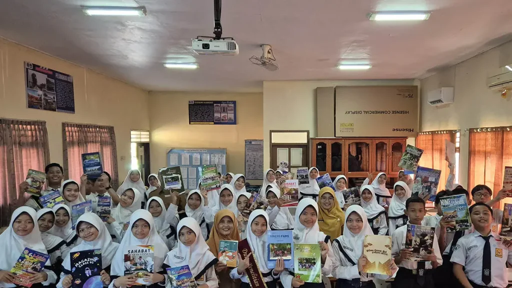 semangat-literasi-siswa-smp-negeri-1-pasuruan-menunjukkan-karya-mereka-dalam-majalah-sekolah-foto-fahrizal-firmanijawa-pos-radar-bromo-vnMOt