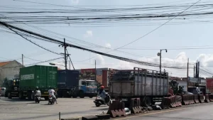 sembarangan-truk-yang-terpantau-parkir-di-sekitaran-bundaran-apollo-gempol-meski-kawasan-terlarang-sopir-truk-masih-saja-nekat-melanggar-rizal-fahmi-syatorijawa-pos-radar-bromo-QnshE