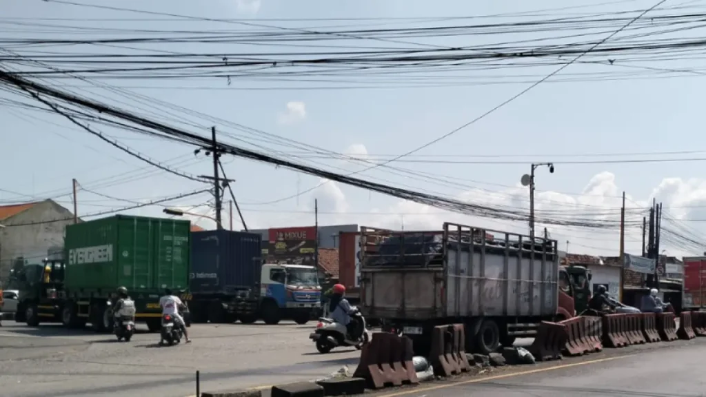 sembarangan-truk-yang-terpantau-parkir-di-sekitaran-bundaran-apollo-gempol-meski-kawasan-terlarang-sopir-truk-masih-saja-nekat-melanggar-rizal-fahmi-syatorijawa-pos-radar-bromo-QnshE