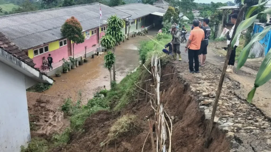 tebing-di-sdn-palangsari-3-puspo-yang-ambrol-sekitar-5-meter-istimewa-OqxiR