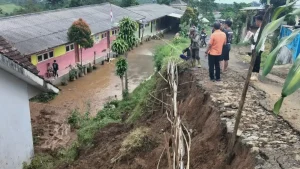 tebing-di-sdn-palangsari-3-puspo-yang-ambrol-sekitar-5-meter-istimewa-OqxiR