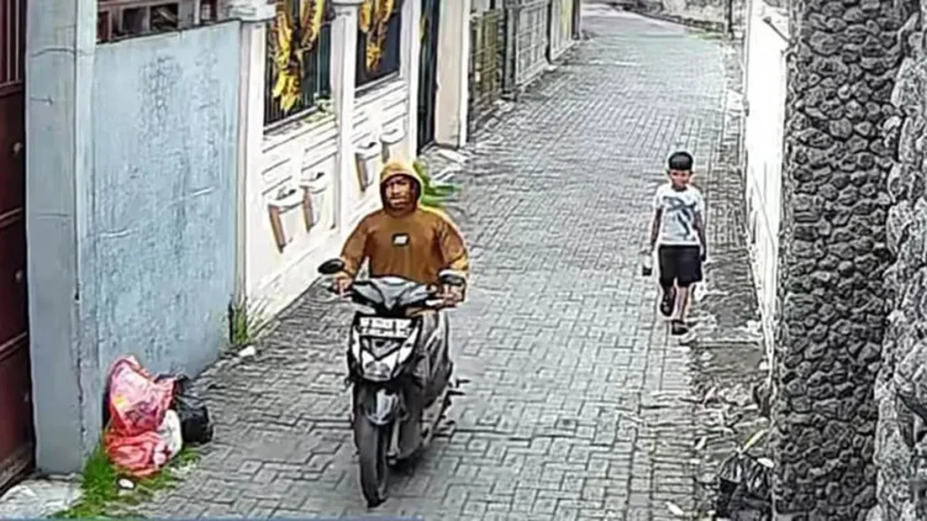 terekam-aksi-dugaan-penjambretan-yang-menimpa-bocah-terekam-cctv-tangkapan-layar-8iAYU