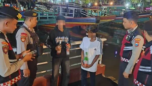 tindak-petugas-gabungan-saat-melakukan-razia-dan-mendapati-dua-pemuda-yang-diduga-pesta-miras-mereka-digiring-ke-mapolres-pasuruan-kota-untuk-pembinaan-polres-pasuruan-kota-for-radar-bromo-ysPDB
