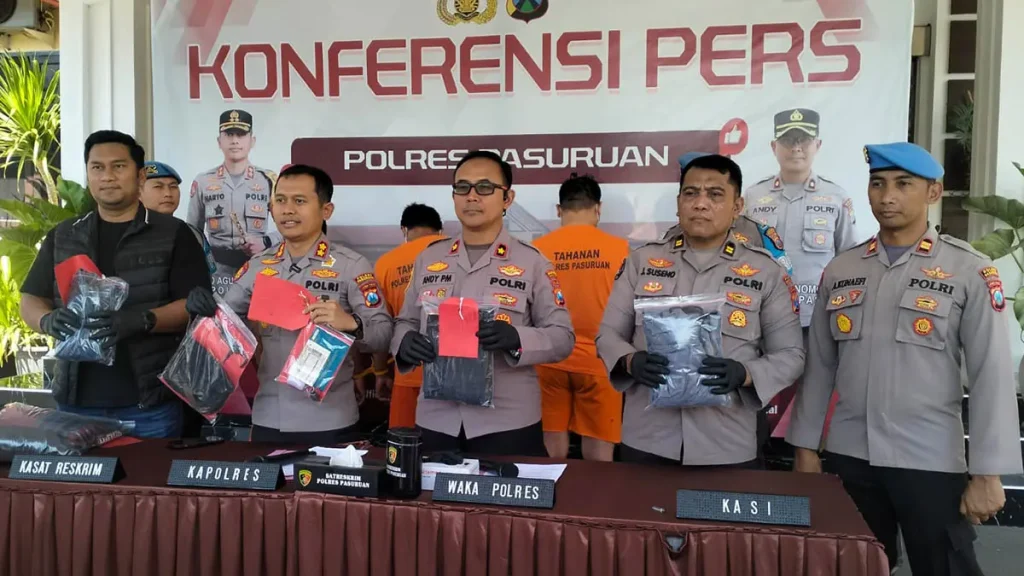 beberkan-kapolres-pasuruan-akbp-harto-agung-cahyono-saat-menunjukkan-barang-bukti-hasil-kejahatan-tersangka-muhamad-busthomiradar-bromo-LD9mm